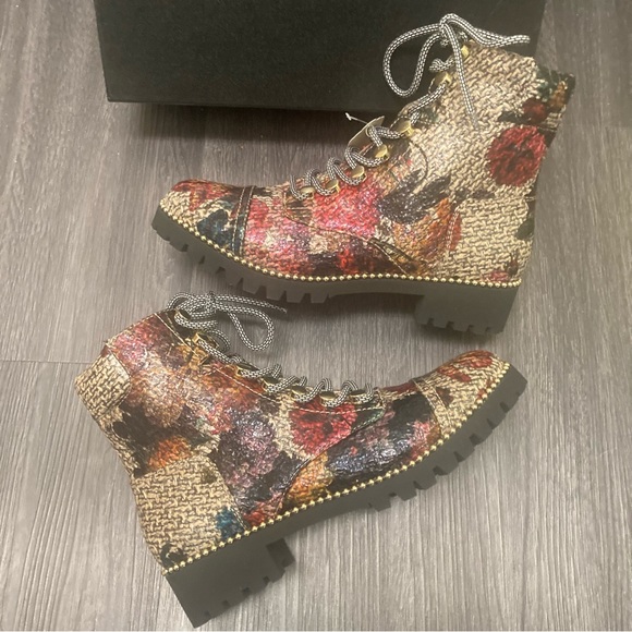New w/box Cecelia Trekker Boot in Floral pattern. Size 9. - Picture 2 of 9
